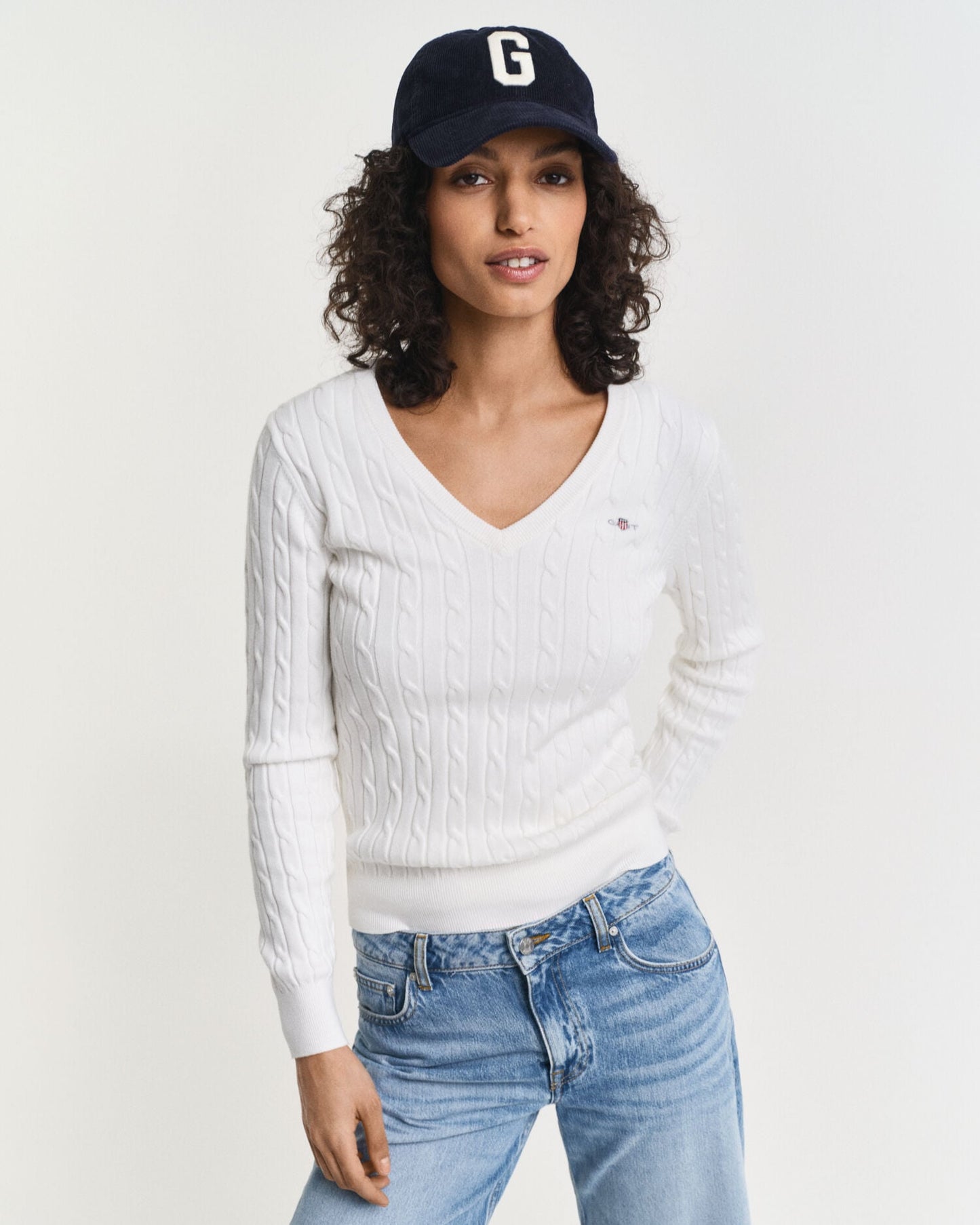 Pullover mit V-Ausschnitt aus Baumwoll-Stretch-Zopfstrick