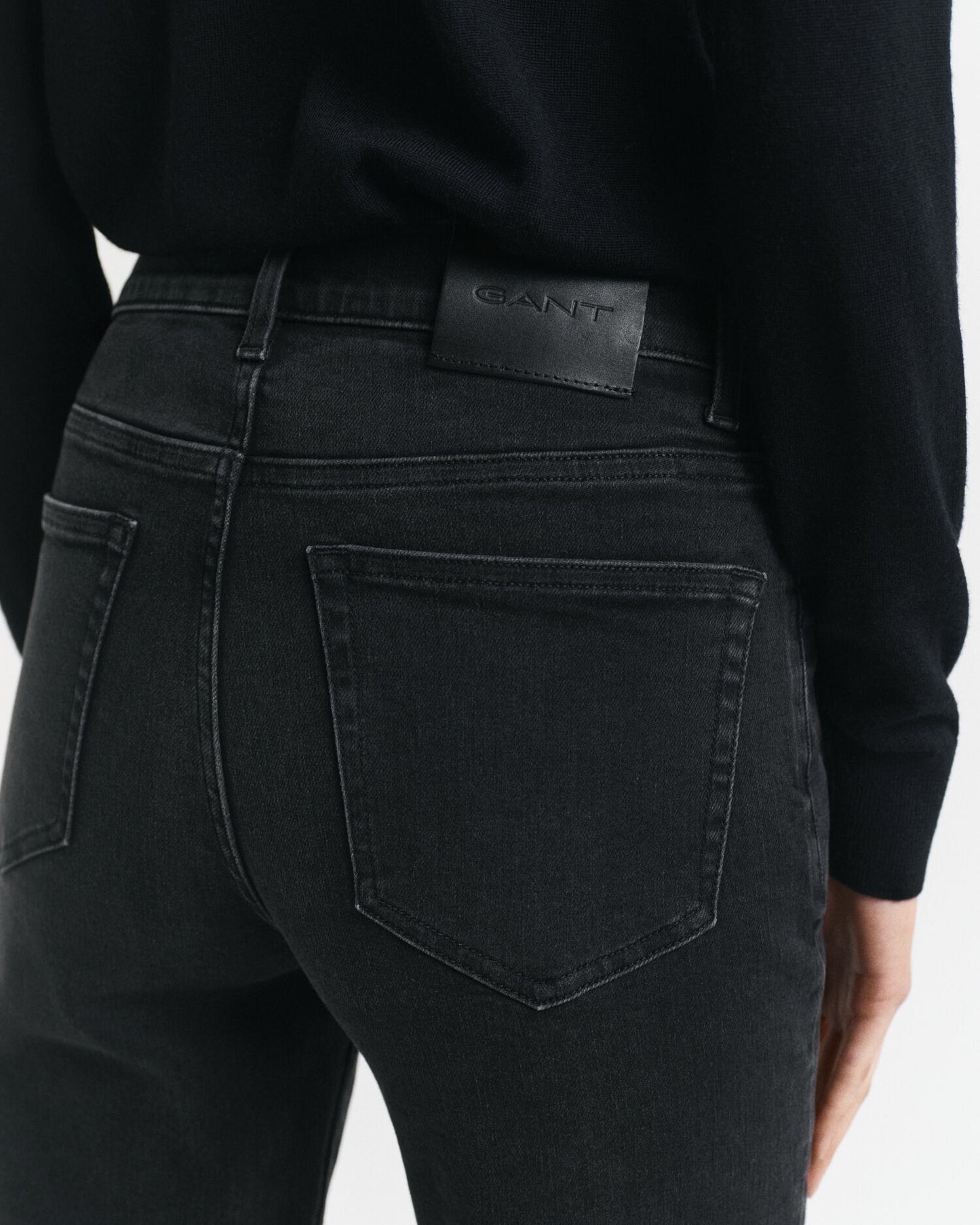 Schmal geschnittene, knöchellange schwarze Jeans